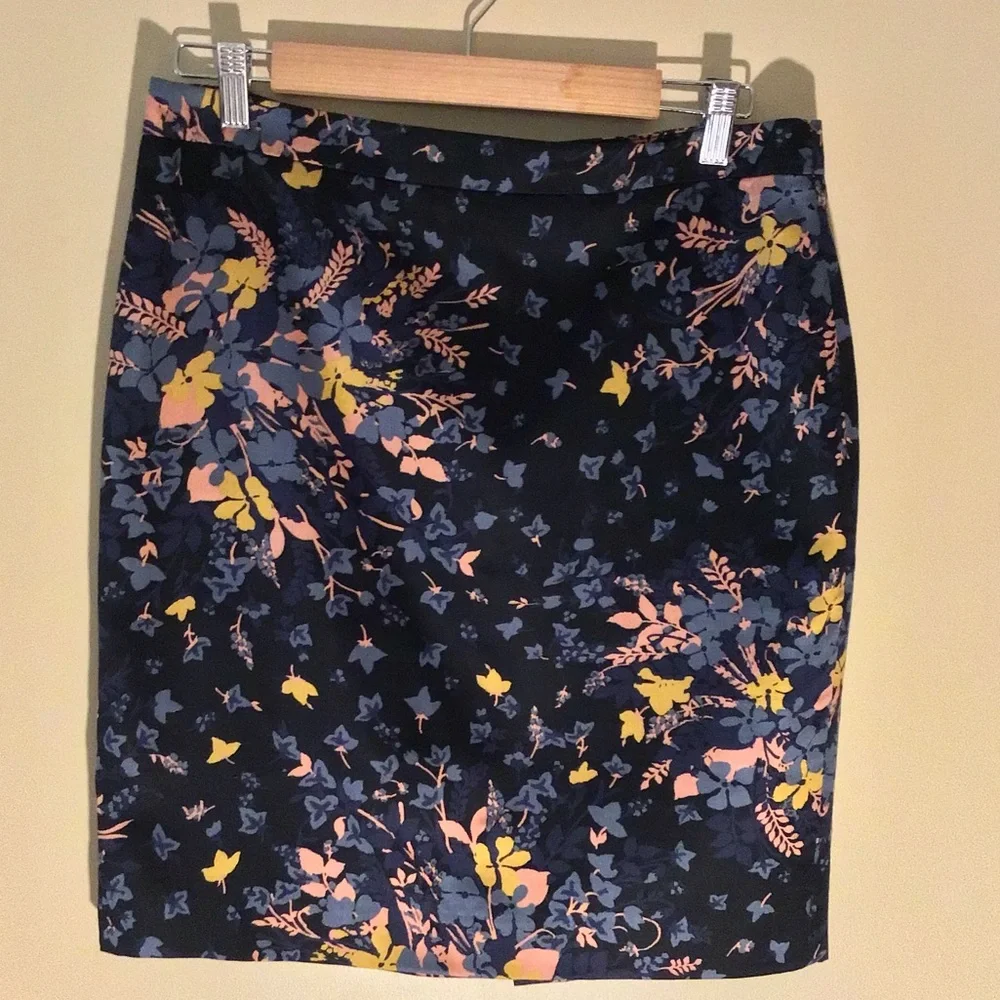 LIKE NEW LOFT COTTON NAVY FLORAL PENCIL SKIRT - LINED Mauve Gold Blue 8